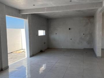 Casa Nueva con Sótano a la Venta en Solares Banthi