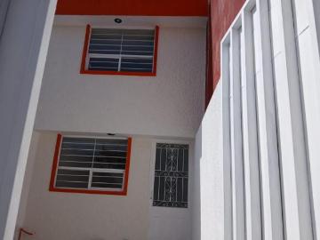 VENTA DE CASA A PIE DE CALLE EN LA ZONA DE ARBOLEDAS DE LOMA BELLA A 8 MIN DE CU