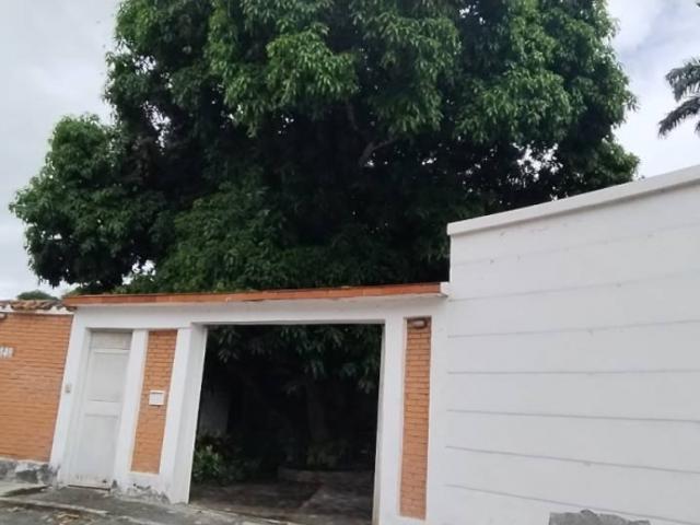 Venta de casa a remodelar en Prados del Este /#YM