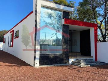Venta de Casa ADQUIERE YA LA RESIDENCIA PERFECTA, TODO VEL LUJO Y COMODIDAD EN UNA PLANTA, 3 RECAMARAS, 2 BAÑOS, EXTENSOS JARDINES, AMPLIO GARAGE Y MAS, San Juan del Río 180.00 m2