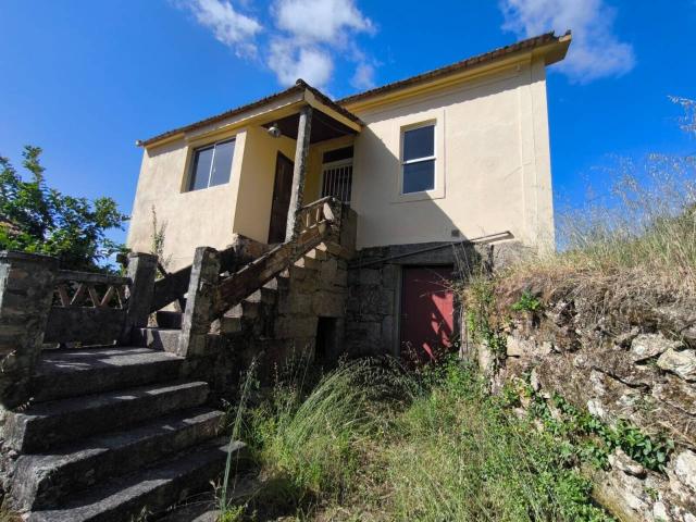 Venta de casa amplia y con jardín en Ponteareas