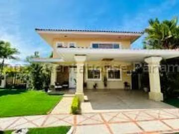 Venta de Casa Amplia y Elegante de 400m² en PH Villa Alta, Brisas del Golf 26 3120SR | 3 recámaras por 495000.00 en Brisas del Golf
