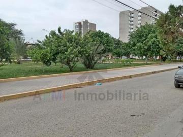 Venta de casa amplia frente a parque en urbanizacin bancarios de chiclayo