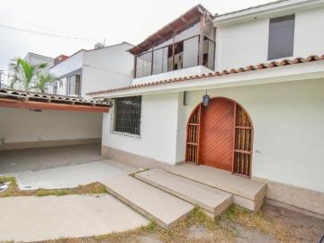 Venta de Casa como terreno, 2 pisos en Av. Lomas de La Molina, para PROYECTO