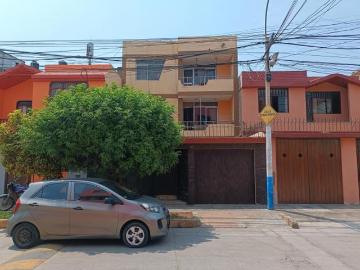 Venta de casa como terreno o para remodelar en La Perla frente a parque