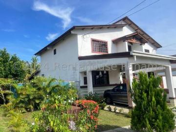 Venta de Casa con 301 m2 de Terreno en Quintas del Lago, Las Cumbres 25 7392GG