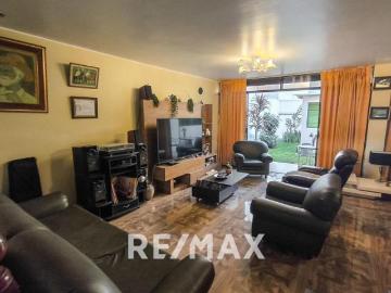 Venta de Casa con vista a parque en Santiago de Surco AT:200m2