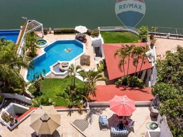 Venta de casa con acceso al Lago de Tequesquitengo, Morelos…Clave 4674