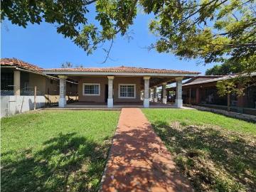 Venta de casa con acceso directo al mar, Playa Uverito