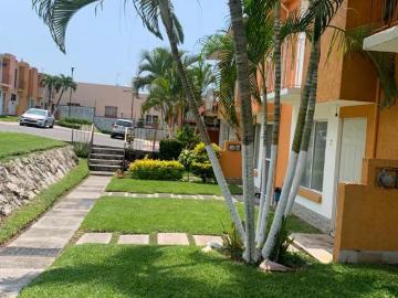 Venta de casa con alberca en condominio