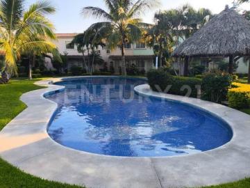 Venta de Casa con Alberca en condominio ubicada en Tlaltizapan Mor