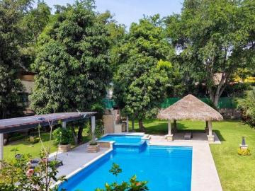 Venta de casa con alberca y roof garden en Yautepec, Morelos, recámara en planta baja