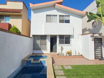 Venta de casa con Alberca y Recámara en Planta Baja en fraccionamiento en Jiutepec Morelos