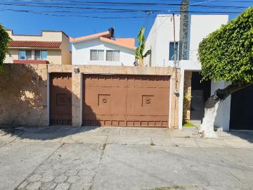 Venta de casa con Alberca y Recámara en Planta Baja en fraccionamiento en Jiutepec Morelos