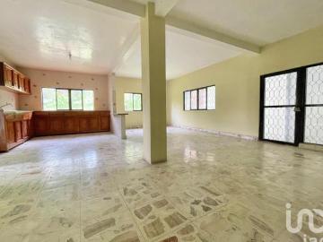 Venta de Casa con amplio jardín con árboles frutales, Temixco, Morelos