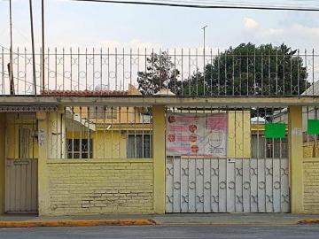 Venta de casa con amplio terreno para inversionistas