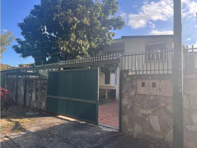 Venta de Casa con Anexo en El Cafetal, Calle Cerrada Vista