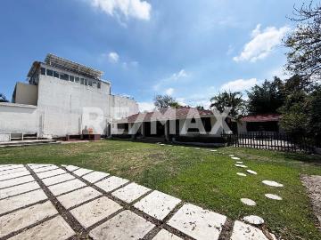 Venta de casa con jardín para remodelar, Zona Dorada de Cuernavaca, Morelos. Clave 5661