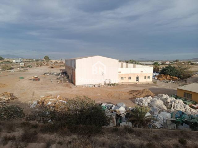 Venta de casa con nave en Totana