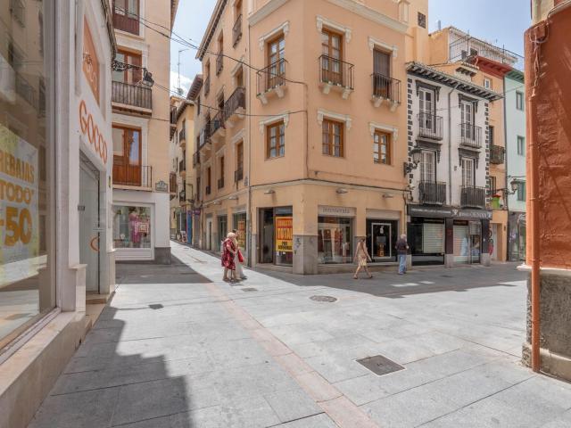 VENTA DE CASA CON NEGOCIO EN PLENO CENTRO DE GRANADA BIB RAMBLA
