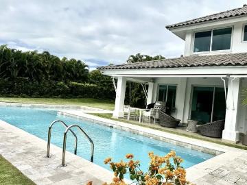 Venta de casa con piscina en Cocoli