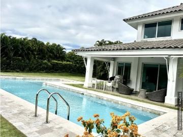 Venta de casa con piscina en Cocoli