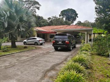 Venta de casa con precio de ganga en área céntrica de volcán