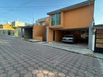 Venta de casa de dos niveles con fachada distintiva y amplios ventanales con 161 m2 superficie