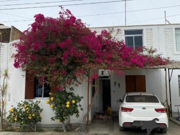 Venta de Casa de Dos Pisos con Excelente Ubicación y Amplios Espacios