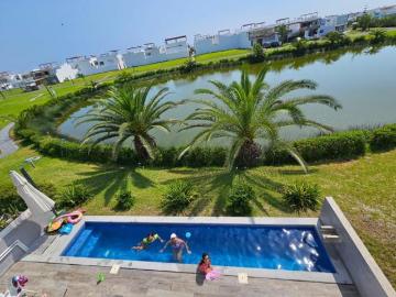 VENTA DE CASA DE PLAYA FRENTE A LAGUNA CON PISCINA 4 DOR 5 BAÑOS 2 PISOS