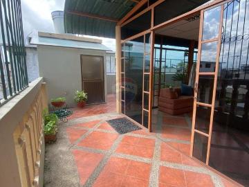 Venta de casa de tres pisos, con garaje dos carros