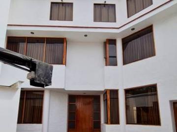 VENTA DE CASA DE TRES PISOS UBICACION PERFECTA EN AVENIDA URB EL GOLF TRUJILLO