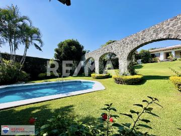 Venta de casa de un nivel en zona exclusiva de Cuernavaca, Morelos. Clave 5379