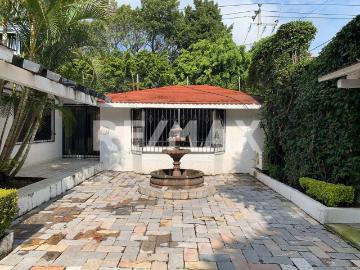 Venta de casa de un nivel para Remodelar en la Zona Dorada de Cuernavaca. Clave 5662