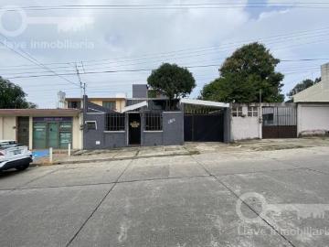 Venta de Casa de 2 niveles y 3 recámaras en Prol. Miguel Hidalgo, Col. Benito Juárez Norte, Coatzaco