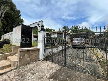 Venta de Casa de 384 m2 de Construcción en Villa Zaita 23 4035GG