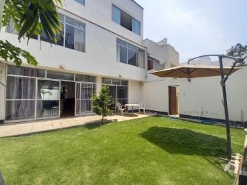 VENTA DE CASA DE 300M2 3 ESTACIONAMIENTOS Y JARDIN