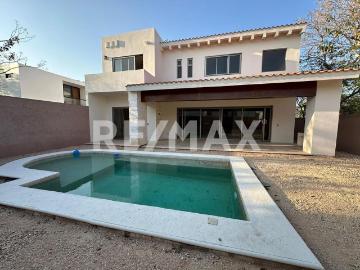 Venta de Casa de 4 recámaras en Privada Parque Central, Cholul Mérida, Yuc