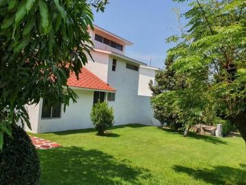 Venta de casa dentro de Fracc. Lomas de Cocoyoc, Morelos
