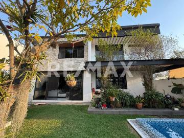 Venta de casa dentro de fraccionamiento en Acapatzingo, Cuernavaca, Morelos. Clave 6136