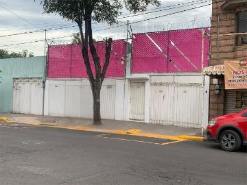 Venta de casa en avenida principal