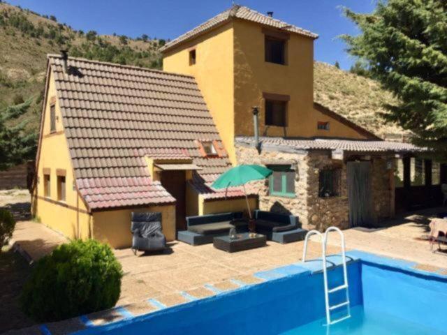 Venta de casa en Camarena de la Sierra