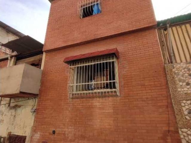 Venta de Casa en Catia 300m2. Tres niveles 32000$