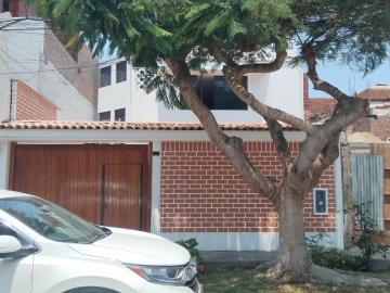 Venta de casa en cedros de villa chorrilos