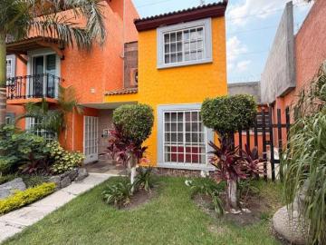 Venta de casa en condominio con alberca a 20 minutos de Cuernavaca