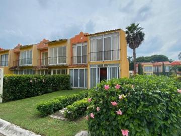 Venta de Casa en Condominio con alberca en Hacienda del Bosque Cocoyoc