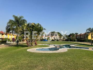 Venta de casa en Condominio con jardín y jacuzzi privado en Cocoyoc