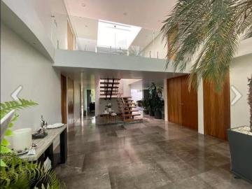Venta de casa en condominio en Lomas de Tecamachalco, con acabados de lujo