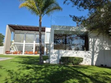 VENTA DE CASA EN EL BOSQUE CON ALBERCA