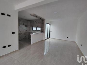 Venta de casa en Fraccionamiento Lirios en Coatepec